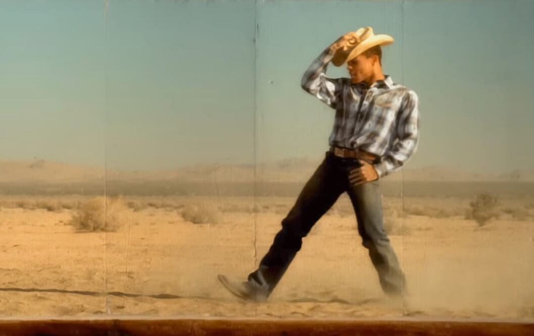 Bailarín interpreta a vaquero en video del tema "Tell me" de Madonna.
Foto: YouTube