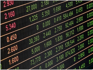 Volatilidad en los mercados por tensiones geopolíticas en Medio Oriente; precios del petróleo se disparan tras ataques de Israel a Irán
