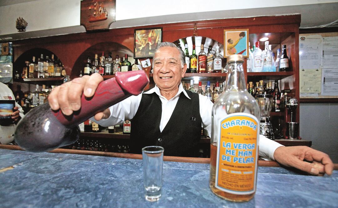 En La Hija del Pirata los muertos reviven con La Milagrosa, una bebida contra la resaca que prepara don Dionisio. (JUAN CARLOS REYES. EL UNIVERSAL)
