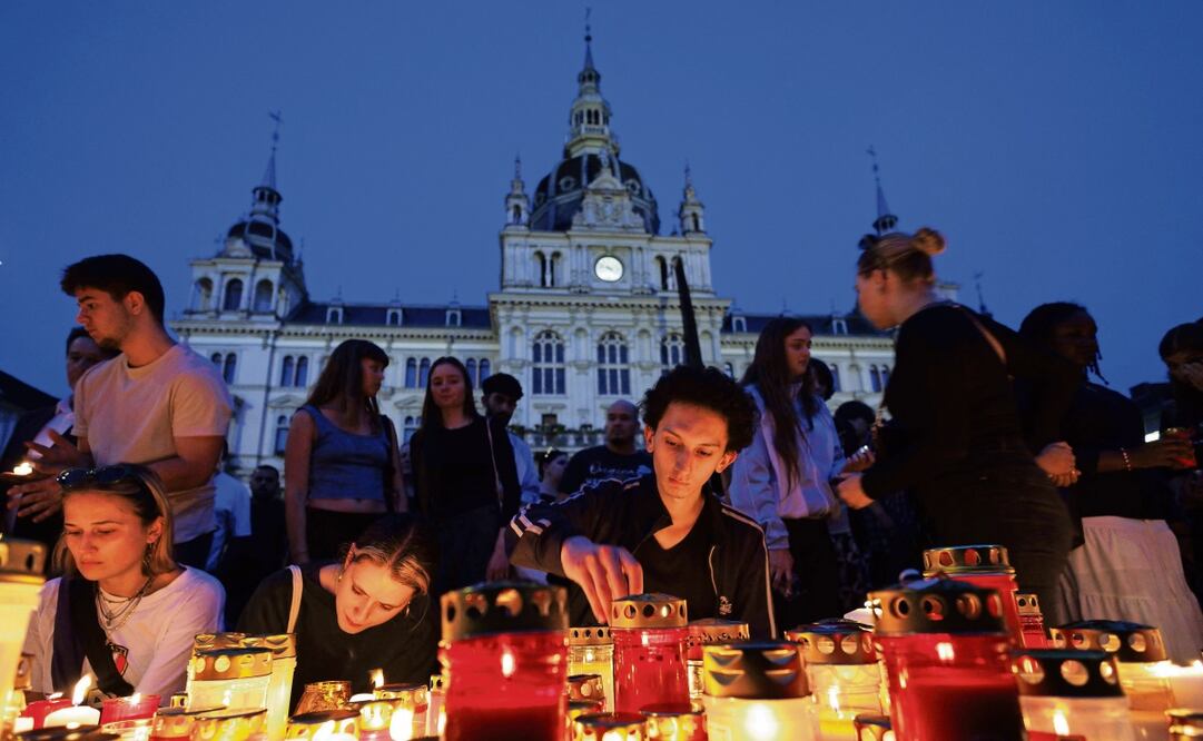 Asistentes a un memorial improvisado tras el tiroteo escolar en Graz, Austria. Foto: Erwin Scheriau / AP