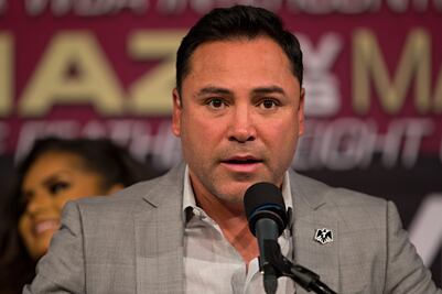"No golpeamos mujeres", mensaje de De La Hoya a Mayweather