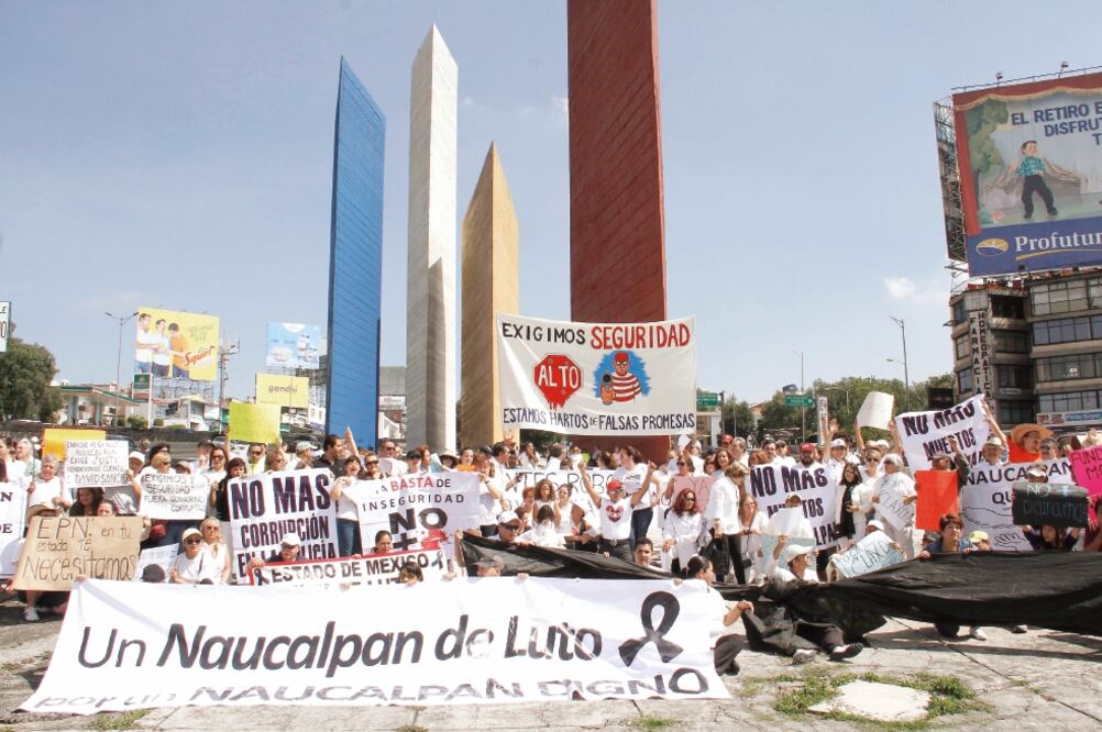La explanada de las Torres de Satélite volvió a vestirse de luto con un enorme moño negro en señal de duelo por los automovilistas muertos (REBECA JIMÉNEZ. EL UNIVERSAL)