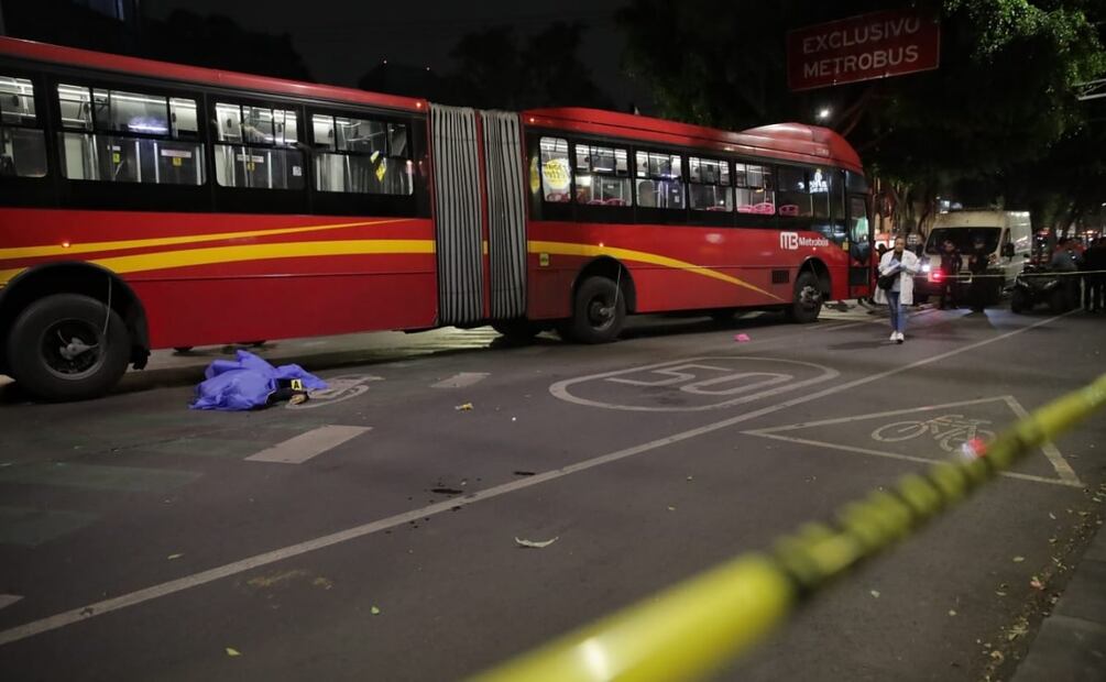 Una mujer que viajaba en una motocicleta perdió la vida tras impactarse con una unidad de metrobus sobre la avenida de los insurgentes esquina con la calle de Monterrey. Al lugar arribaron peritos para hacer el levantamiento del cadáver mientras el conductor de la moto fue trasladado como lesionado. Foto: Fernanda Rojas. EL UNIVERSAL
