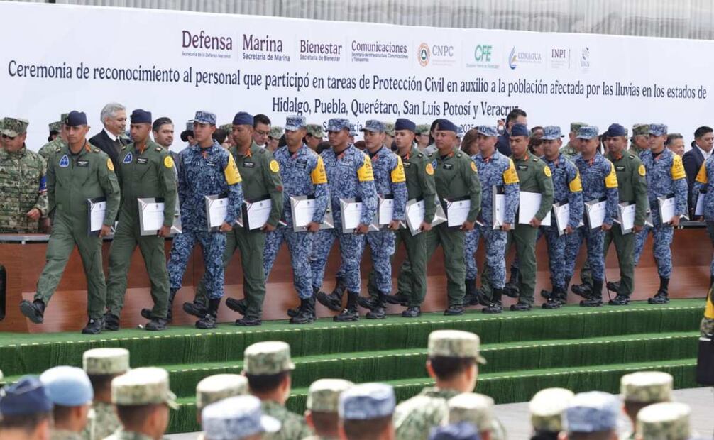 Ceremonia de reconocimiento al personal que participó en la aplicación del Plan DN-III-E y Plan Marina, derivado de las lluvias intensas y diversas afectaciones registradas en los estados de Hidalgo, Puebla, Querétaro, San Luis Potosí y Veracruz, en la Plataforma del Centro Estratégico Militar de Acopio, Base Aérea Militar No. 1, ubicada en Santa Lucia, Zumpango de Ocampo (27/11/25). Foto: Carlos Mejía/ EL UNIVERSAL