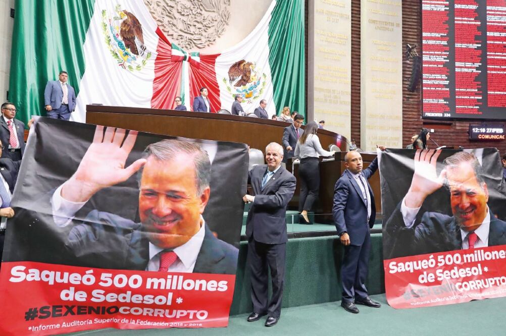 Legisladores del PAN sacaron pancartas y grandes mantas con los rostros de José Antonio Meade y Arturo Elías Beltrán y los acusaron de anomalías. (LUCÍA GODINEZ. EL UNIVERSAL)