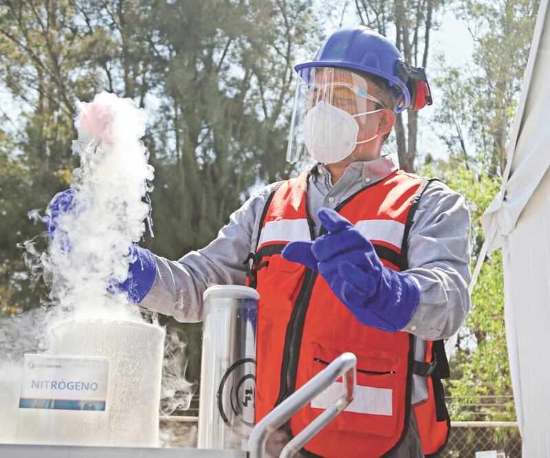 Pese a que la demanda se disparó, actualmente la situación se normalizó y la empresa asegura que el suministro está garantizado, incluso en los centros gratuitos que instaló el Gobierno de la CDMX. Foto: CARLOS MEJÍA. EL UNIVERSAL