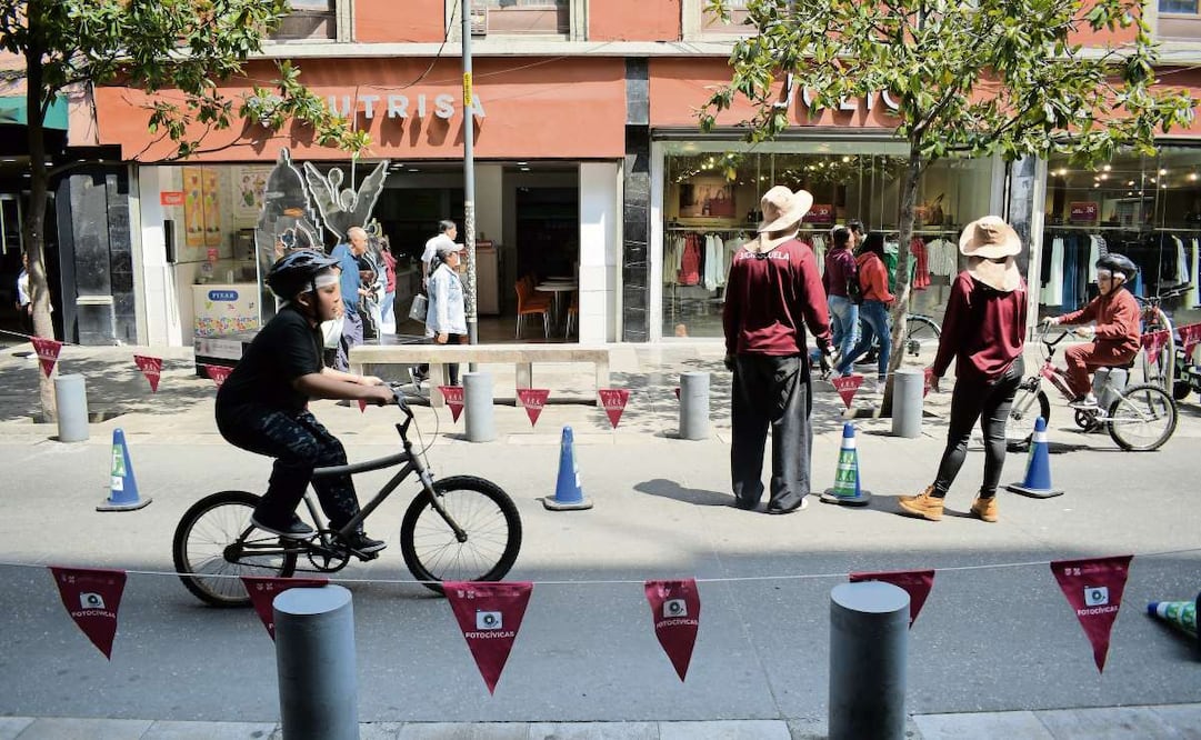 En el Día Mundial Sin Auto, niños pudieron aprender a andar en bici en el Centro. Foto: SANTIAGO CADENA. EL UNIVERSAL