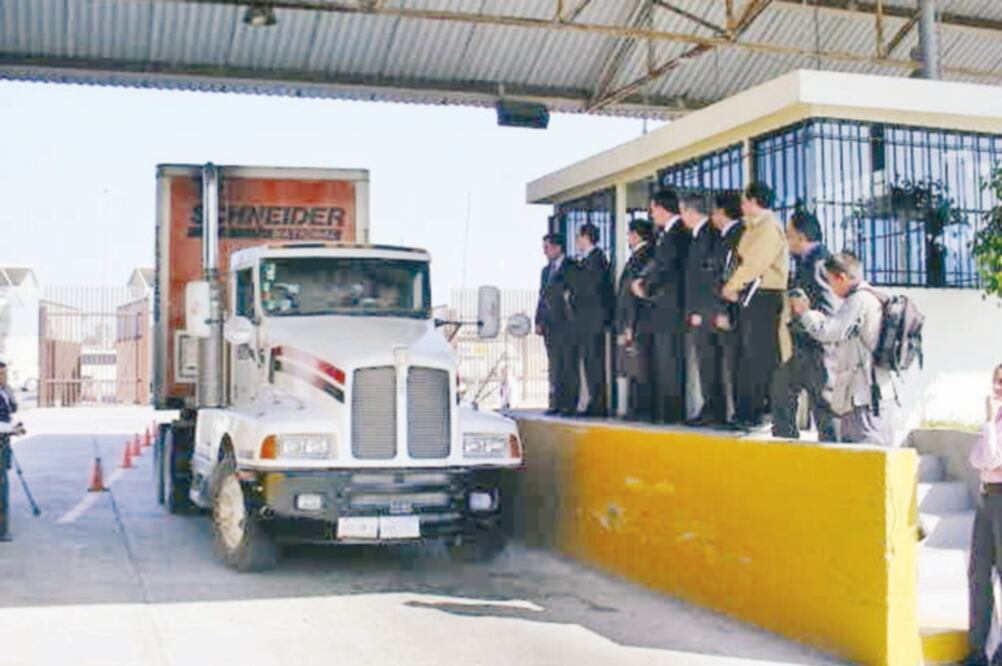El programa piloto de pre-despacho medirá el tiempo que tarda un tráiler para cruzar la frontera, con el objetivo de mejorar la movilidad (ARCHIVO EL UNIVERSAL)