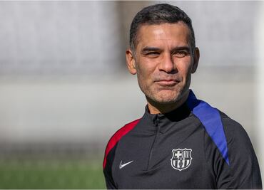 Rafael Márquez recibe camiseta retro del FC Barcelona; el equipo culé tuvo un gran detalle con el exjugador