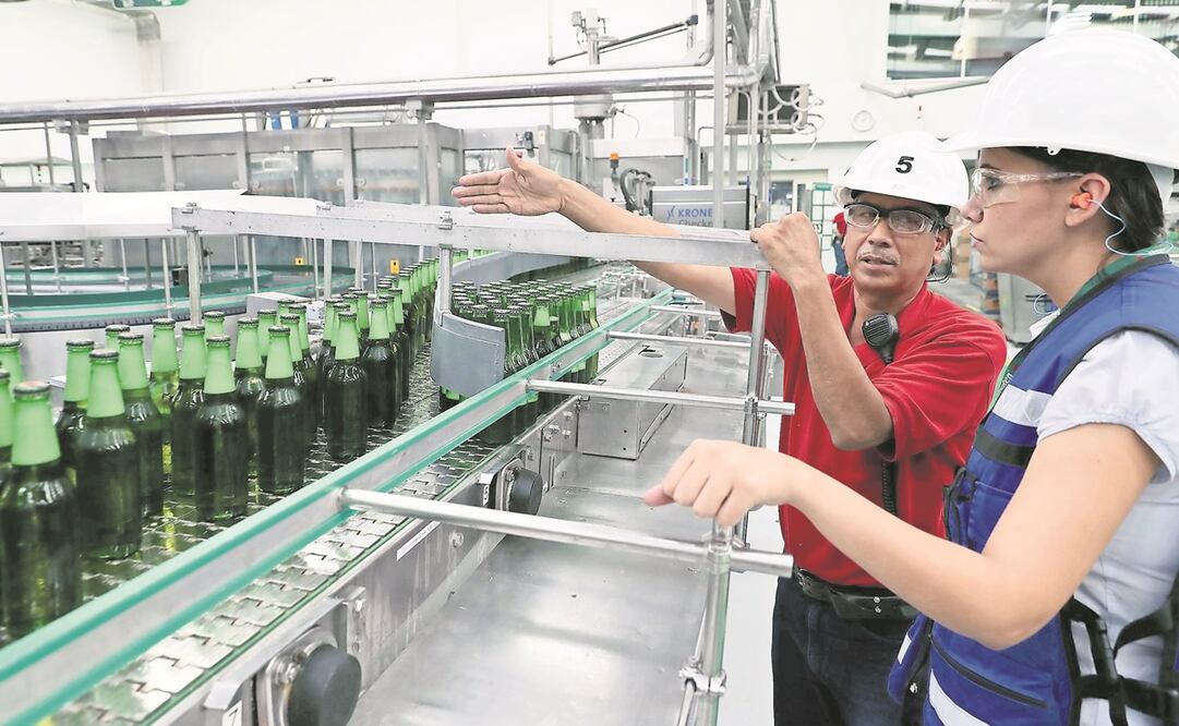 Heineken México se propone reducir el uso del agua en su producción, con un promedio de 2.4 litros de este elemento por cada litro de cerveza. Foto: ARCHIVO EL UNIVERSAL
