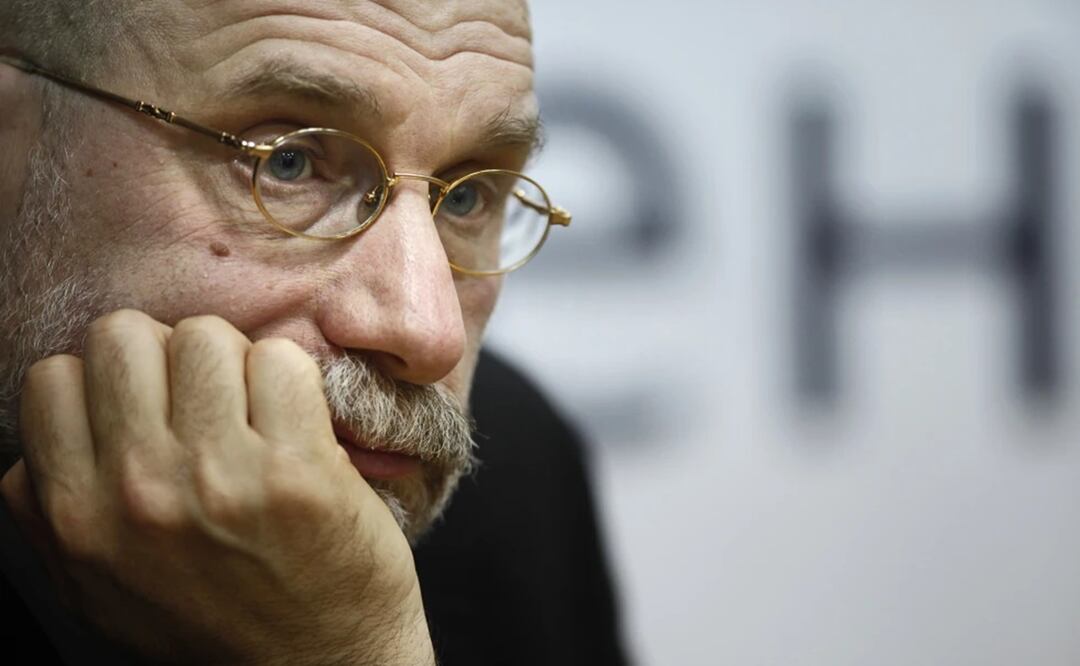 El escritor Grigory Chkhartishvili, más conocido como Boris Akunin, está en la presentación del libro “Mikhail Khodorkovsky. Articles. Dialogues. Interviews”, en Moscú. Foto: AP