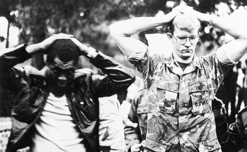Rehenes sometidos en 1979. El entonces primer ministro iraní Mohammad Alí Rayaí dijo “nuestros compatriotas han comprendido, sin excepción, que Estados Unidos es nuestro peor enemigo”. Foto: Wikimedia Commons.