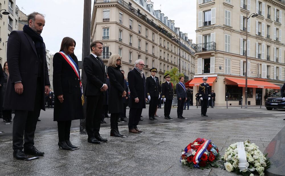 El presidente de Francia, Emmanuel Macron (C), rinde homenaje a las víctimas de los atentados terroristas del 13 de noviembre de 2015, en los que murieron 130 civiles, frente a la sala de conciertos Bataclan de París, el 13 de noviembre de 2025. Foto: EFE