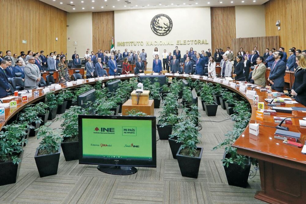 El instructivo que buscará aprobarse hoy por el INE reitera la obligación de las coaliciones de cumplir la paridad de género (ARCHIVO EL UNIVERSAL)