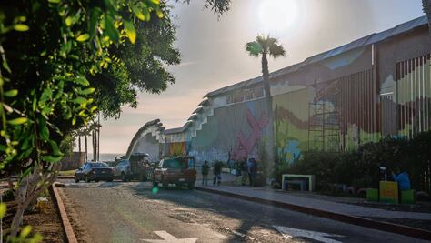 Artistas pintan paz en la frontera con EU