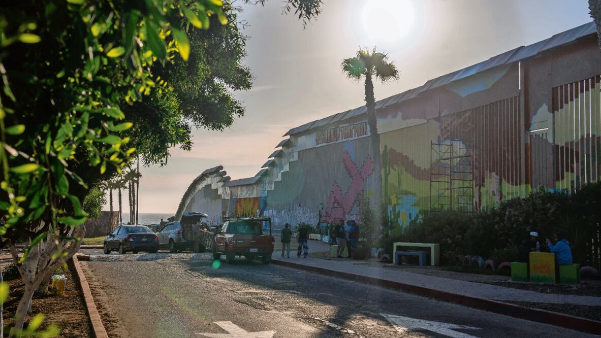 Diversos artistas plasmaron un mural con elementos de la región, pintado a lo largo de más de 200 metros y con una altura que supera los cuatro metros. Foto: Aimee Melo / EL UNIVERSAL