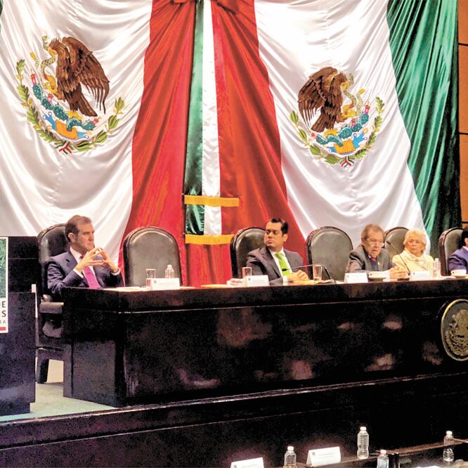 Martí Batres, presidente del Senado (izq.), ayer durante la inauguración de los Foros para una Reforma Electoral y del Estado en la Cámara de Diputados. TOMADA DE TWITTER