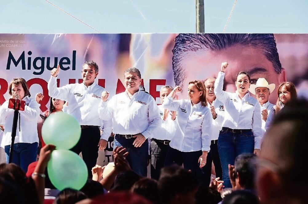 El candidato priísta al gobierno de Coahuila, Miguel Ángel Riquelme Solís, encabezó ayer la firma de compromisos en beneficio de la comunidad de Ramos Arizpe. (NOTIMEX)