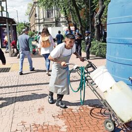 Vecinos utilizan tinacos públicos en Cuauhtémoc