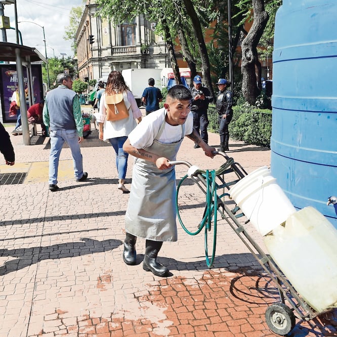En el Parque Mascarón se colocó uno de los tinacos de almacenamiento de agua; personas acudieron ayer para llenar sus botes y cubetas. (IRVIN OLIVARES. EL UNIVERSAL)