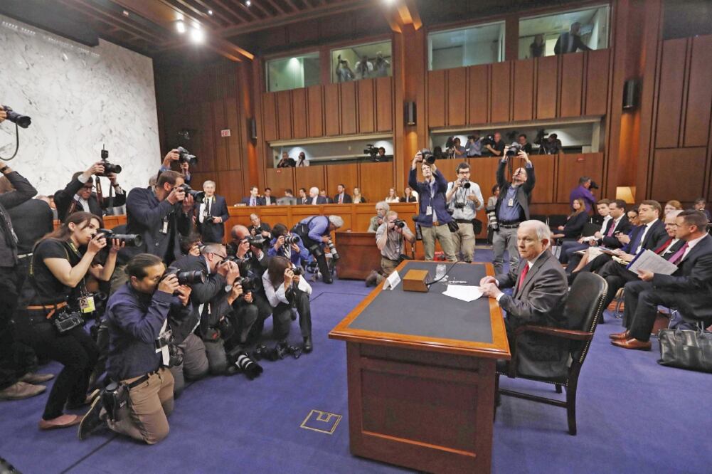 El fiscal general Jeff Sessions testifica ante el Comité de Inteligencia del Senado sobre los vínculos entre Rusia y la campaña de Trump (MICHAEL REYNOLDS. EFE)