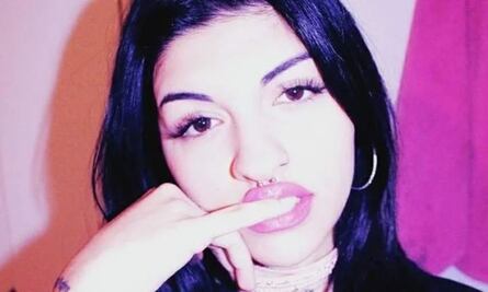 Cazzu apuesta al blanco y negro con transparecencias over size en su producción de fotos para Rolling Stone