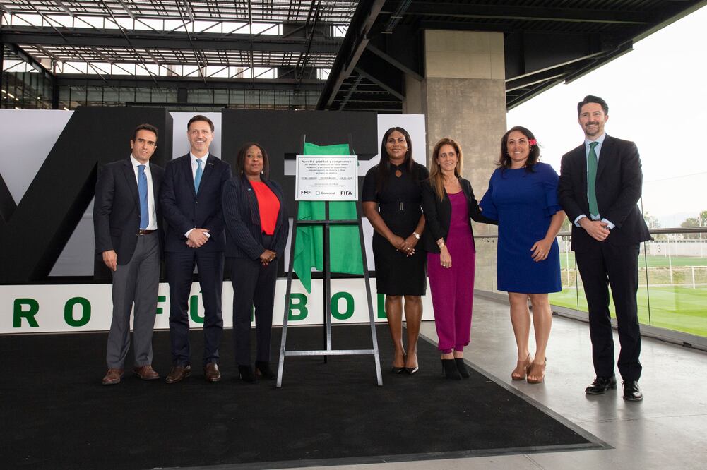 Develación de una placa conmemorativa en las instalaciones de la FEMEXFUT.