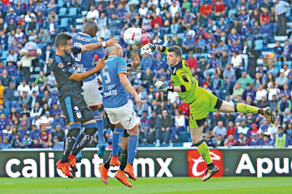 El portero Tiago Volpi se fue en banda y Joffre Guerrón aprovechó para rematar de cabeza y anotar su primer gol en el torneo (ETZEL ESPINOSA. IMAGO7)