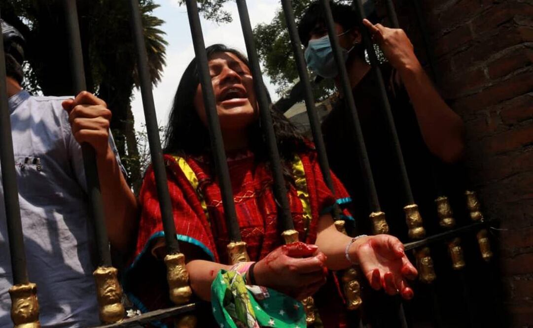 Una de las manifestantes se lesionó al caer de una marquesina de los accesos de la dependencia / Foto: Ivonne Rodríguez. EL UNIVERSAL