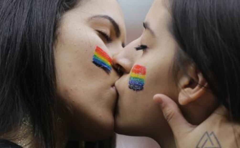 Desfila comunidad LGBT en Sao Paulo y manda mensaje electoral