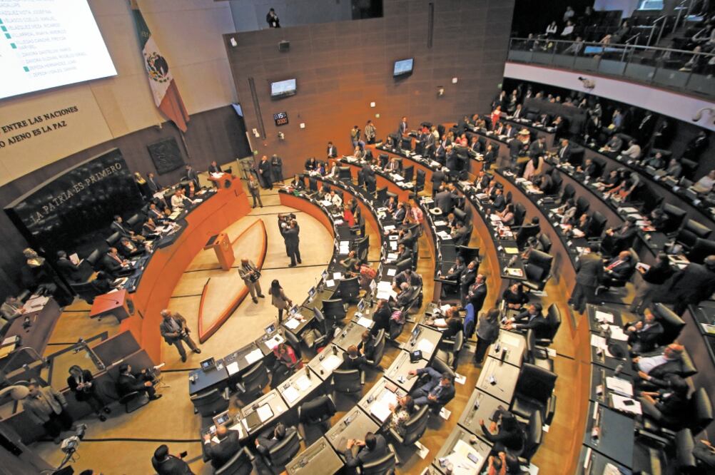 Con 111 votos a favor, tres en contra y cinco abstenciones, el pleno del Senado avaló ayer la dimisión de Eduardo Medina Mora al máximo tribunal. Foto/CARLOS MEJÍA. EL UNIVERSAL