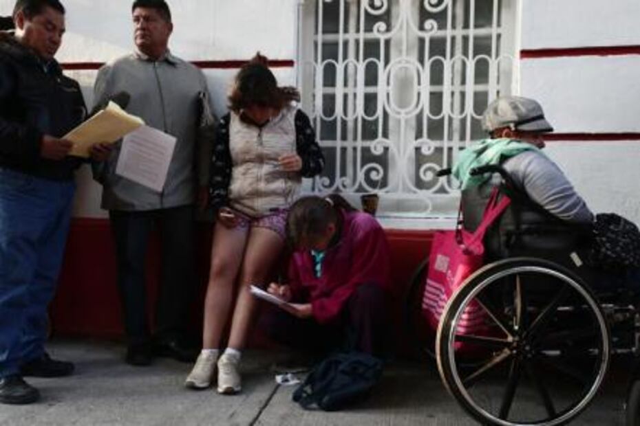 Crónica. Esperan un mes en la casa de AMLO por ayuda