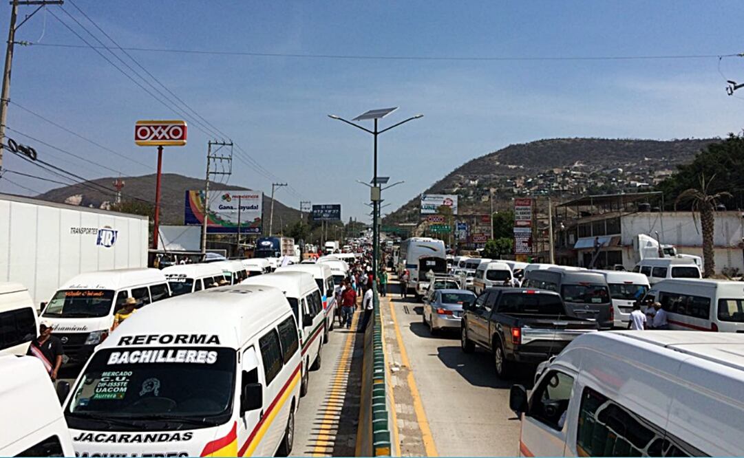 El bloqueo lleva ya más de siete horas. /Dassaev Téllez - EL UNIVERSAL
