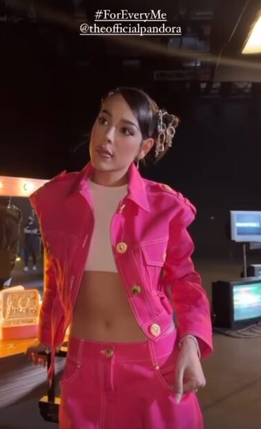 Danna Paola pone en tendencia peinado con joyería, ¡que glam!