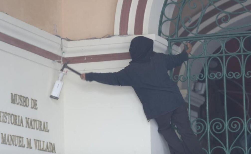 Mujeres protestan en rectoría de UAMex por presunto abuso sexual de un director a profesora