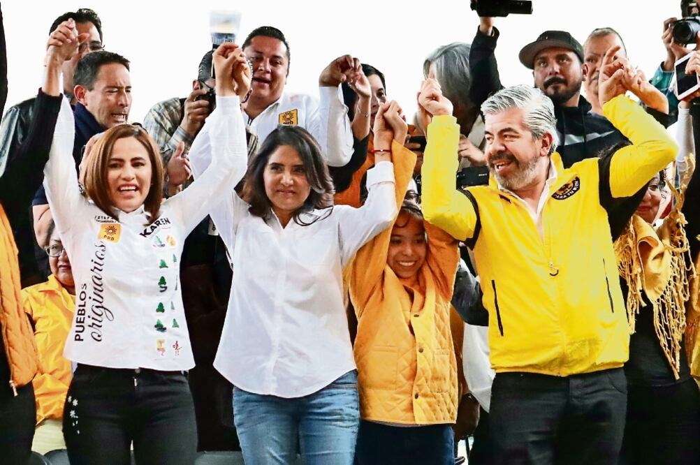 La precandidata de Por la CDMX al Frente, Alejandra Barrales, estuvo acompañada de Karen Quiroga, aspirante a la alcaldía de Iztapalapa, y de Raúl Flores, líder del PRD en la capital. (ARIEL OJEDA. EL UNIVERSAL)