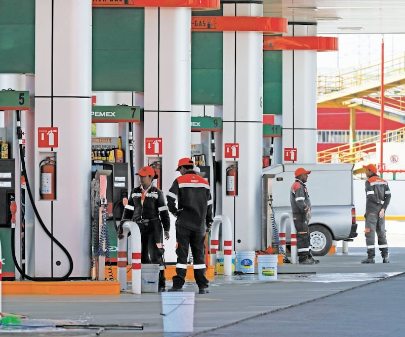 Los despachadores de la estación de combustible de Ocoyoacac dijeron que al menos 40% se redujeron las ganancias (en propina) durante las últimas semanas, debido a la baja afluencia de automovilistas. Foto: JORGE ALVARADO. EL UNIVERSAL