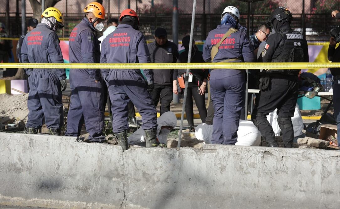Peritos de la Fiscalía capitalina trabajan en el lugar en donde estuvo instalado un campamento de migrantes en la avenida de 100 metros en la Gustavo A. Madero, el sábado 12 de abril de 2025. Foto: Francisco José /EL UNIVERSAL