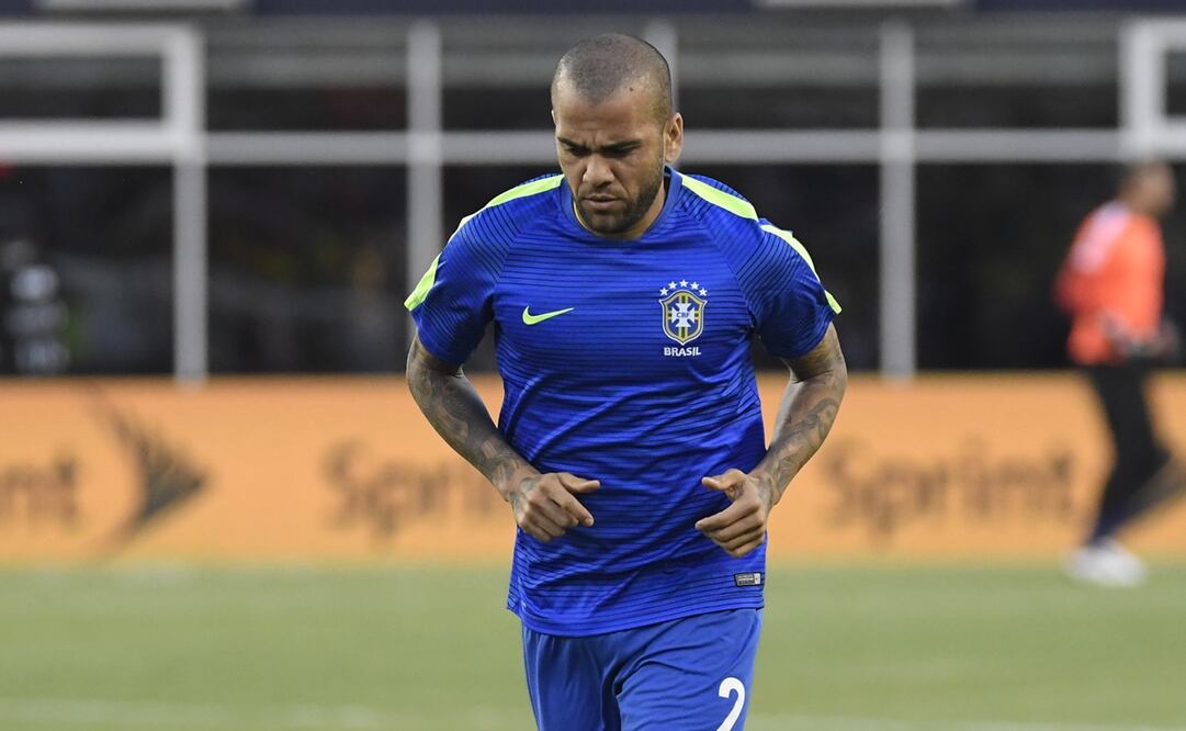 Dani Alves clentando con la Selección de Brasil - FOTO: Imago7