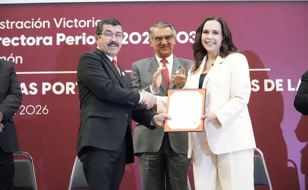 Dámaso Anaya Alvarado, rector de la UAT, con la nueva directora de la Facultad de Comercio y Administración, Mónica Sánchez Limón. Foto: Especial