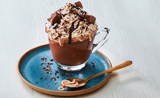 ⁠Cómo hacer chocolate caliente sabor Baileys para el frío