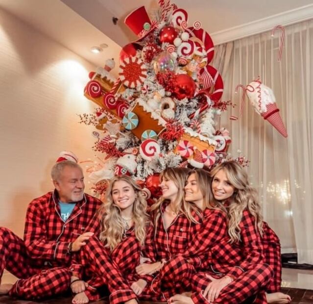 Angélica Rivera reaparece y su maquillaje la hace lucir de 20