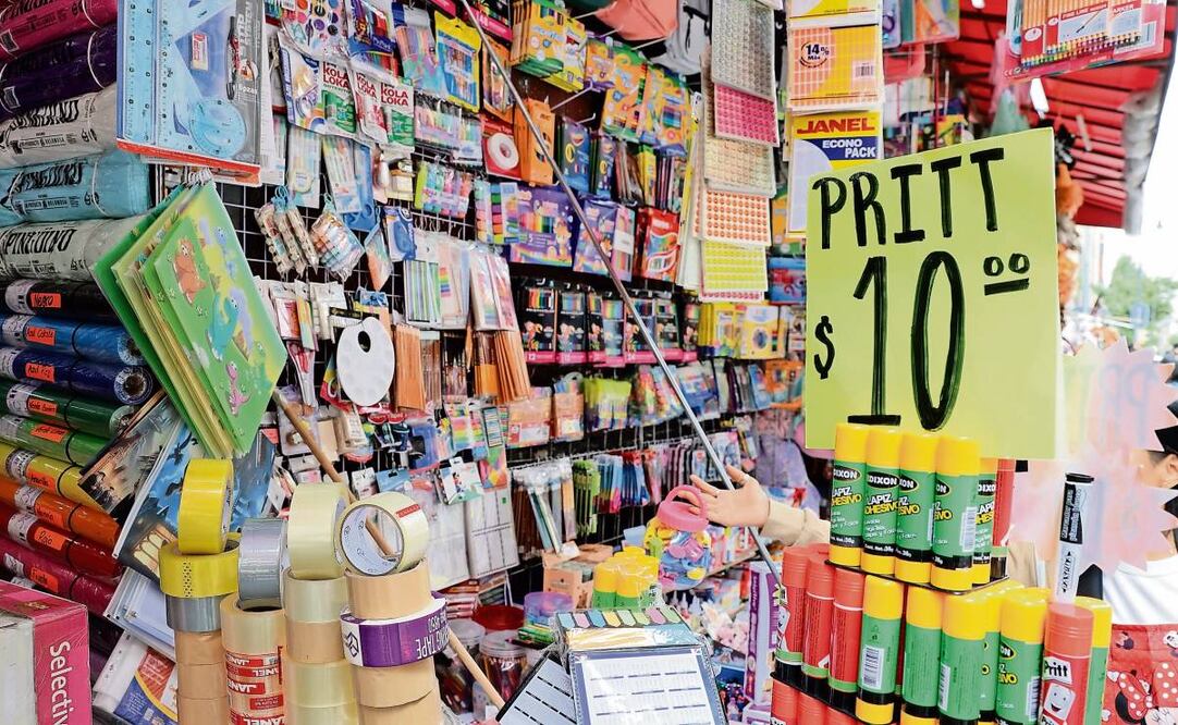 Familias de la CDMX se preparan para enfrentar uno de los gastos más significativos del año: surtir la lista de útiles. Foto: Benjamin Becerril / EL UNIVERSAL