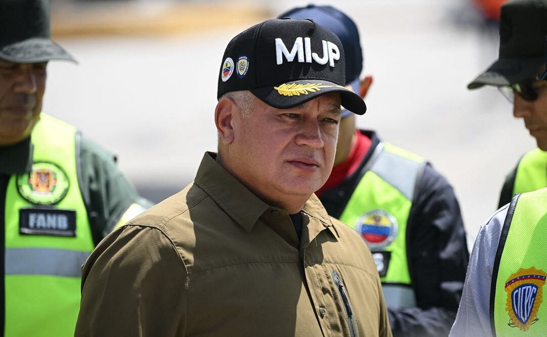 El ministro de Relaciones Interiores, Justicia y Paz de Venezuela, Diosdado Cabello, se prepara para dirigirse a los medios de comunicación tras la llegada de un avión con migrantes venezolanos repatriados desde Estados Unidos al Aeropuerto Internacional Simón Bolívar de Maiquetía, Venezuela, el 18 de julio de 2025. Venezuela repatrió a siete niños que se encontraban varados en Estados Unidos tras la deportación de sus padres por parte de la administración de Donald Trump, según informó el ministro del Interior del país sudamericano. Foto: AFP