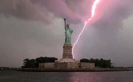 Captan momento en que cae un rayo detrás de la Estatua de la Libertad