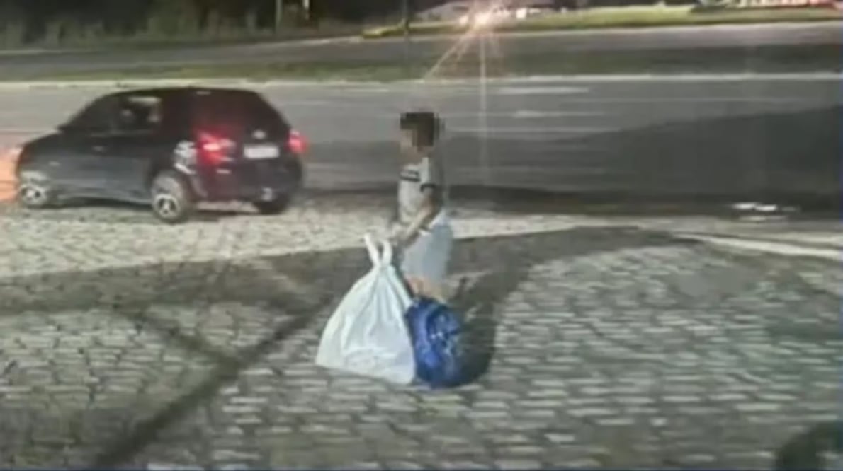 Una imagen muestra el momento en el que el niño se encuentra afuera de un vehículo. Foto: tomada de internet