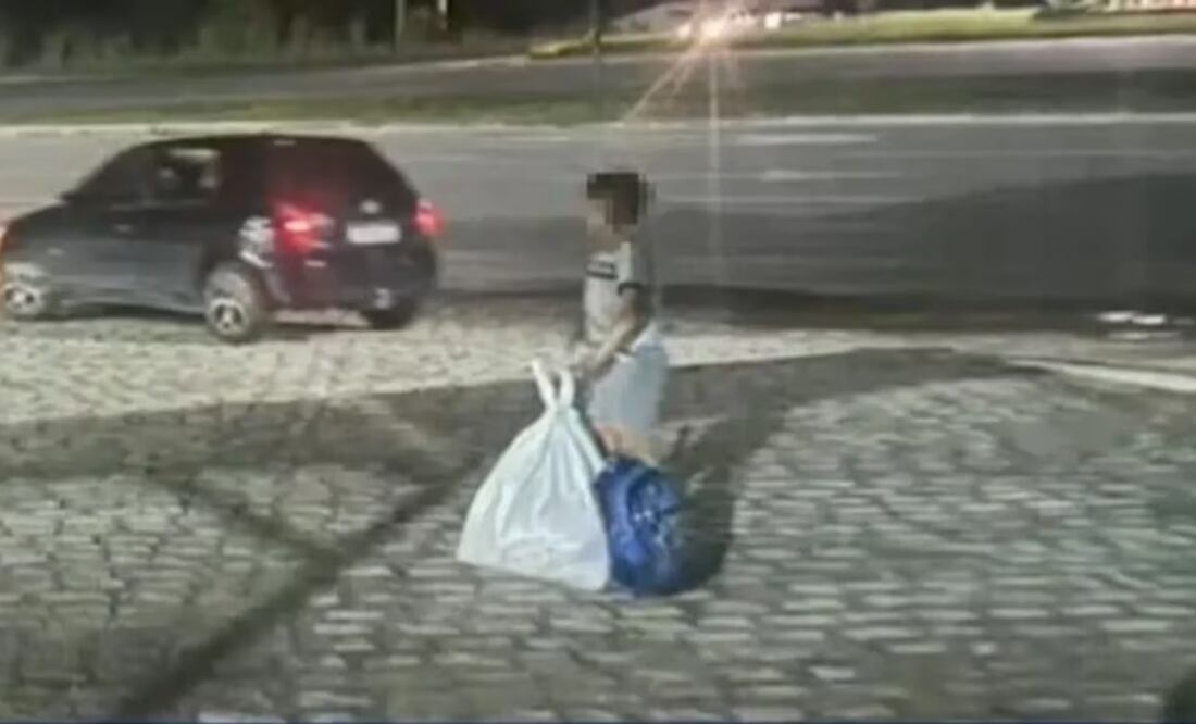 Una imagen muestra el momento en el que el niño se encuentra afuera de un vehículo. Foto: tomada de internet