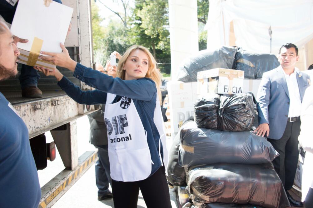 La primera dama, Angélica Rivera, informó que la Secretaría de Salud donó un camión con despensas para la población en las zonas más afectadas. (DIF)