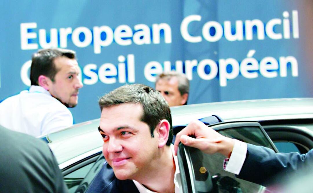 El primer ministro de Grecia, Alexisi Tsipras, a su arribo a la reunión de emergencia que sostuvo con sus acredores de la eurozona (Foto: VIRGINIA MAYO. AP)