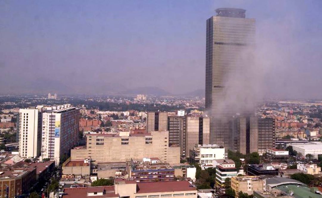 Personal de la Torre de PEMEX fue desalojado la tarde del 31 de enero de 2013, luego de registrarse un fuerte estallido. Como puede verse por la nuve de polvo, el siniestro ocurrió en el edificio a la izquierda de la torre. Foto: NOTIMEX.